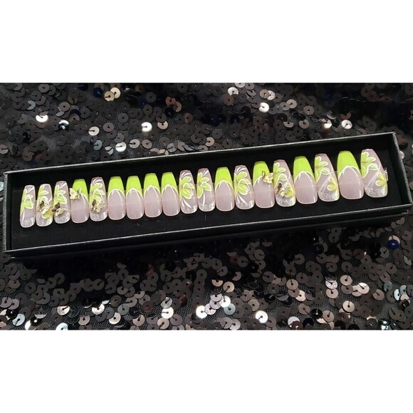 Ivy Press On Nail Set - Picture 2 of 2